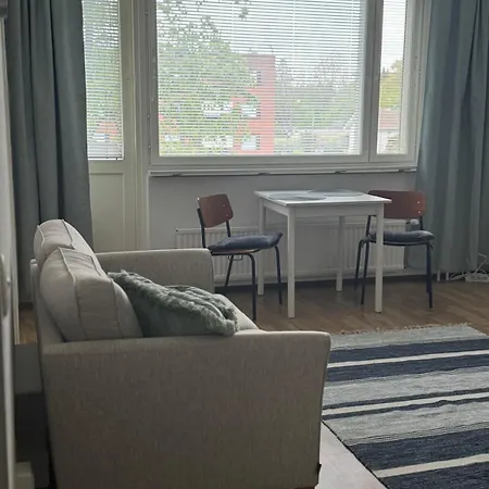 Parvekkeellinen Yksioe Autopaikalla